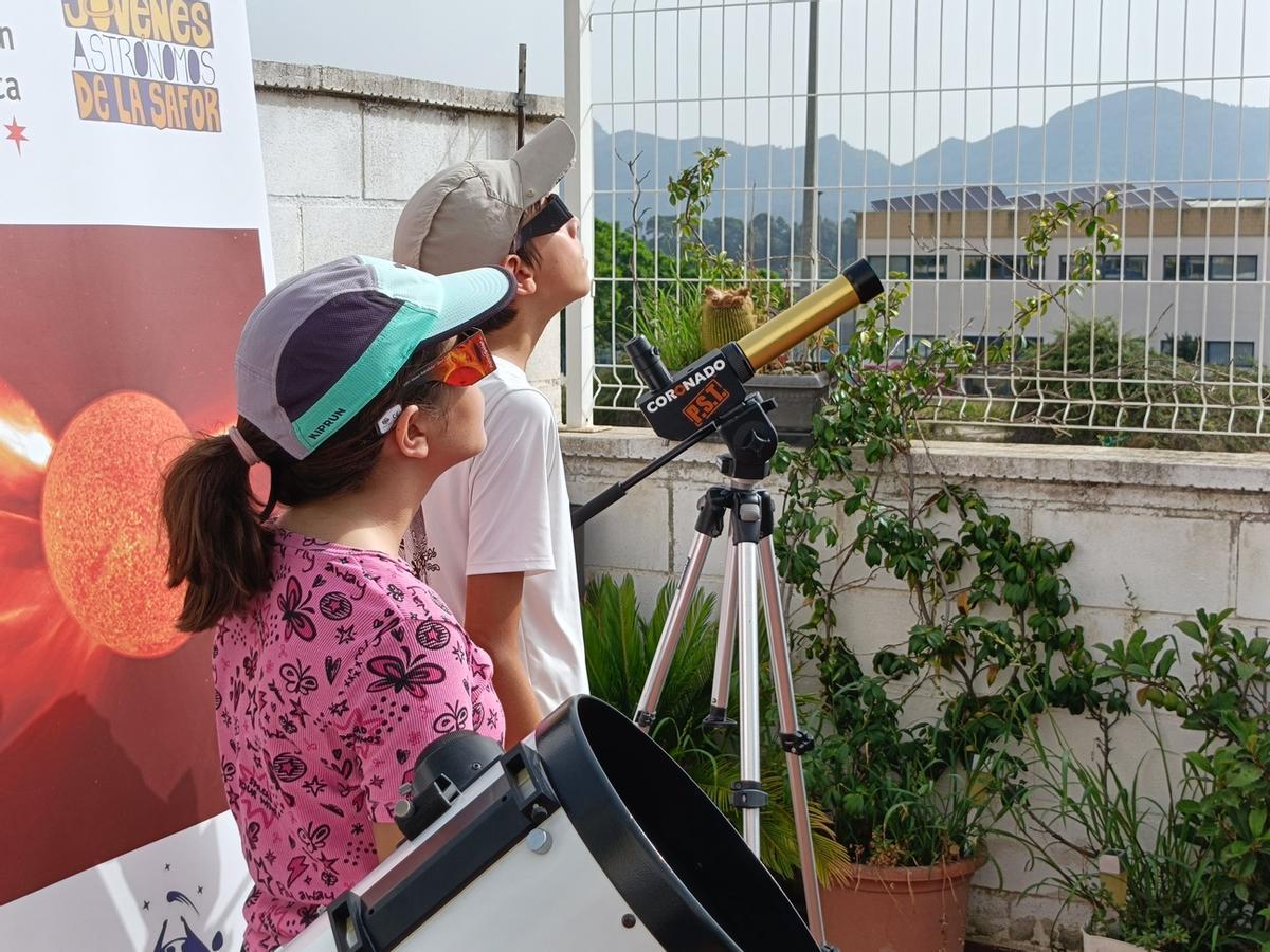 Dos jóvenes de Gandia prueban las gafas especiales para ver el eclipse
