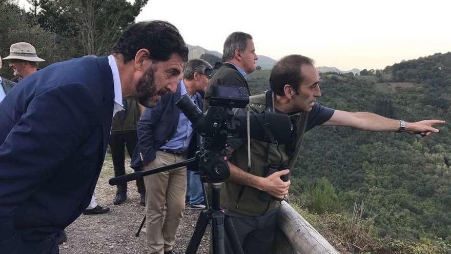 Pedro Luis Fernández, ayer, en un avistamiento en la Casa del Oso de Proaza.