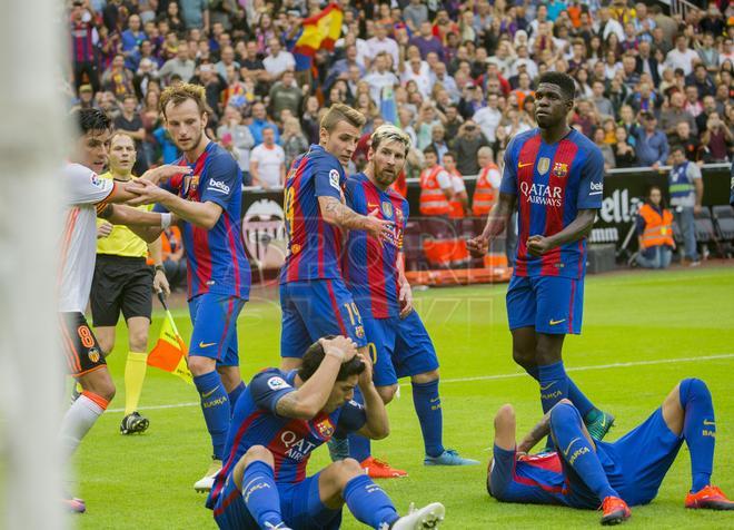 Las imágenes de la tangana entre el Valencia y el FC Barcelona