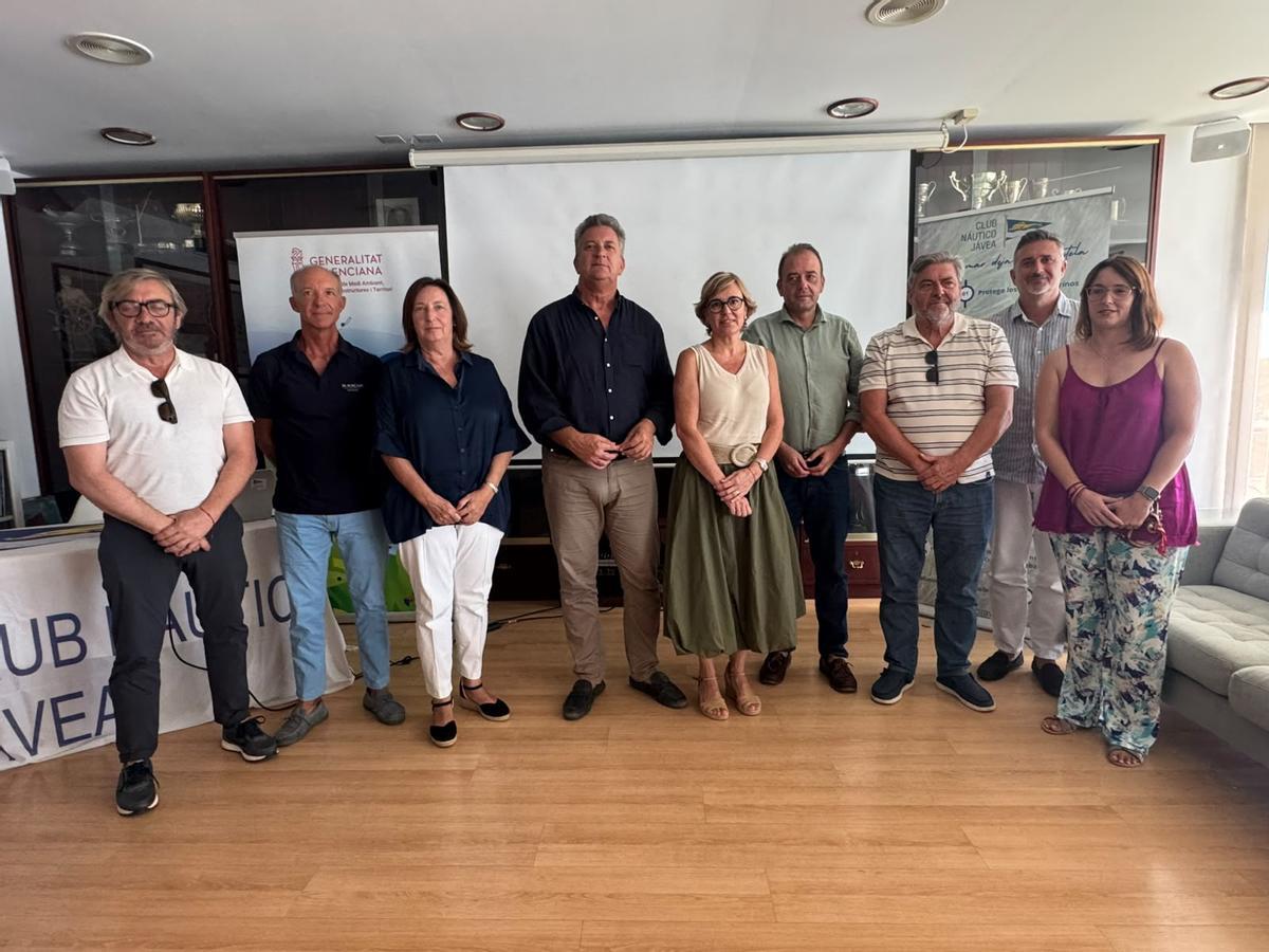 El conseller junto a los alcaldes, concejales y presentantes de los clubes náuticos