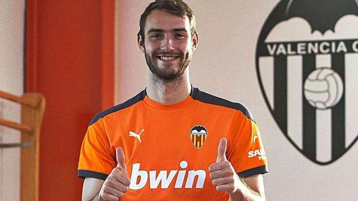 Ferro con el Valencia CF posando en su fichaje