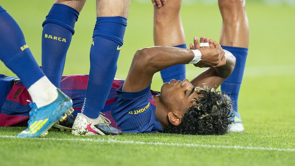 Lamine Yamal atendido por el doctor Pruna tras anotar de penalti y antes de ser sustituído por lesión durante el partido de liga entre el FC Barcelona y el Celta.