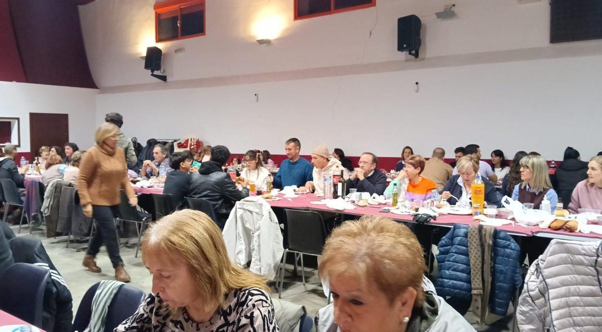 Decenas de vecinos de Fuendetodos se reunieron para honrar a San Antón.