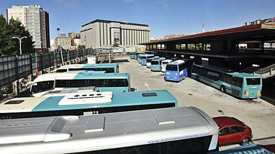 La estación de autobuses, con vehículos colectivos aparcados.