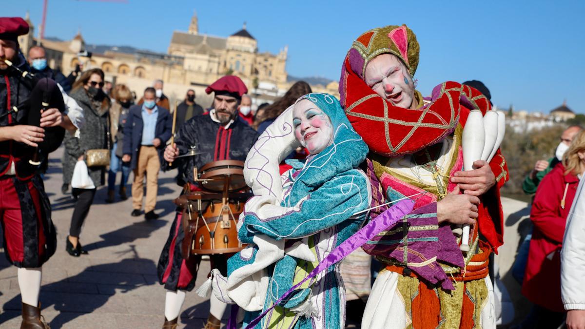 Un pasacalles multicolor inaugura el Mercado Renacentista de Córdoba