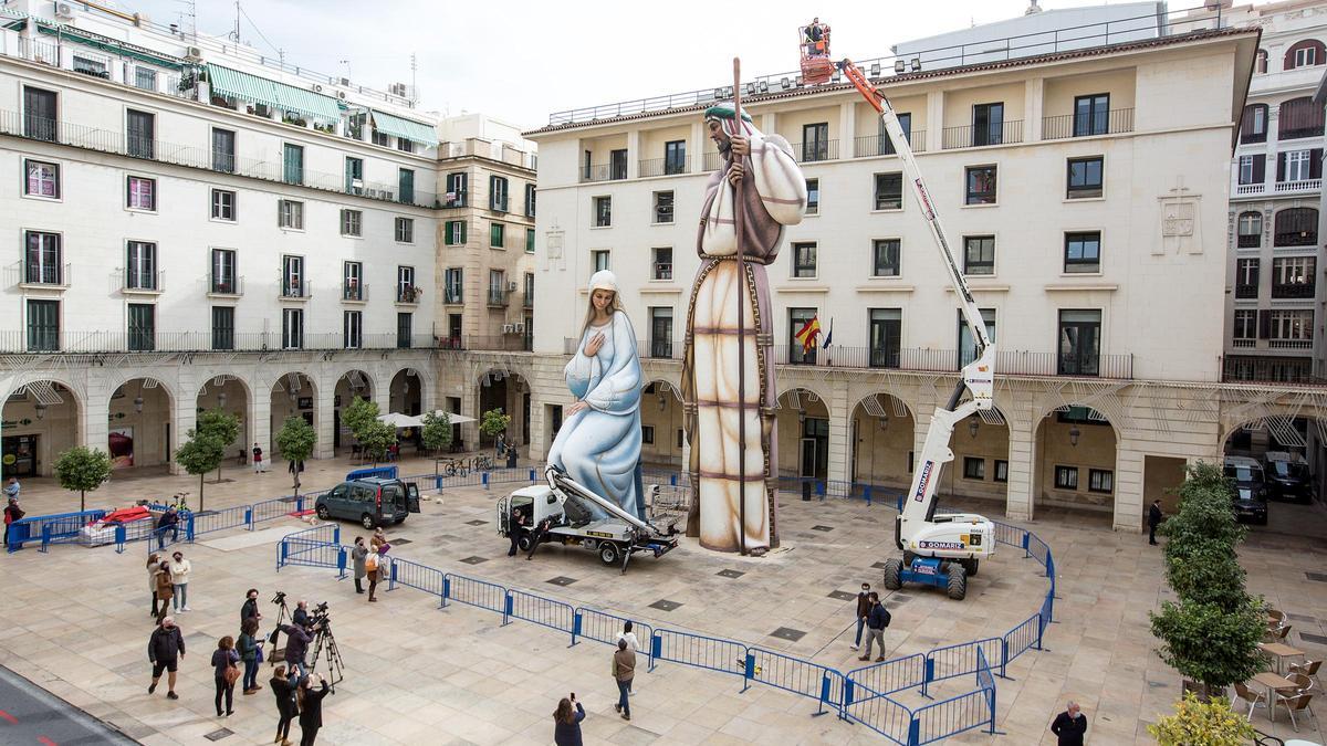 El Belén monumental &quot;Sagrada Familia&quot; en la plaza del Ayuntamiento