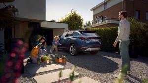 Familia con SUV Hyundai TUCTSON