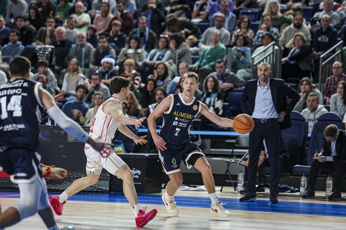 Todas las imágenes del Palacio de los Deportes: mates, charanga y victoria del Alimerka Oviedo Baloncesto ante el Ourense