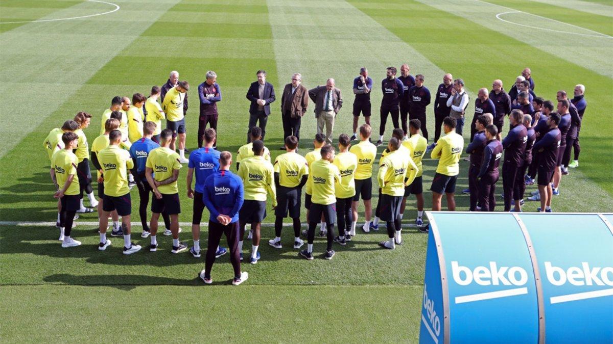 Josep Maria Bartomeu se dirigió al staff técnico y la primera plantilla del Barça en la Ciudad Deportiva Joan Gamper de Sant Joan Despí