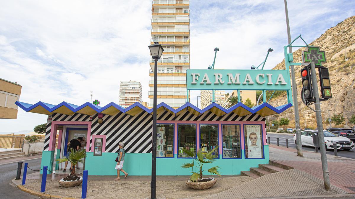 La farmacia pintada por Antonyo Marest en la avenida Villajoyosa