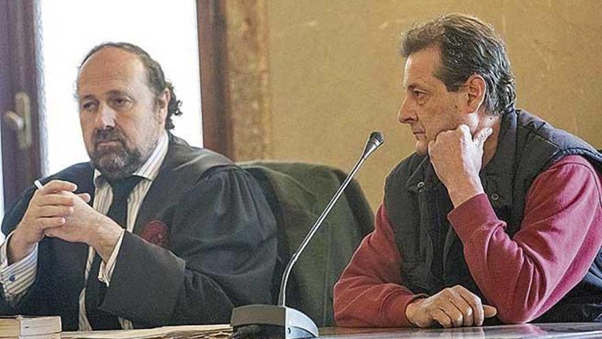 El conductor, a la derecha, durante el juicio en Palma. dm