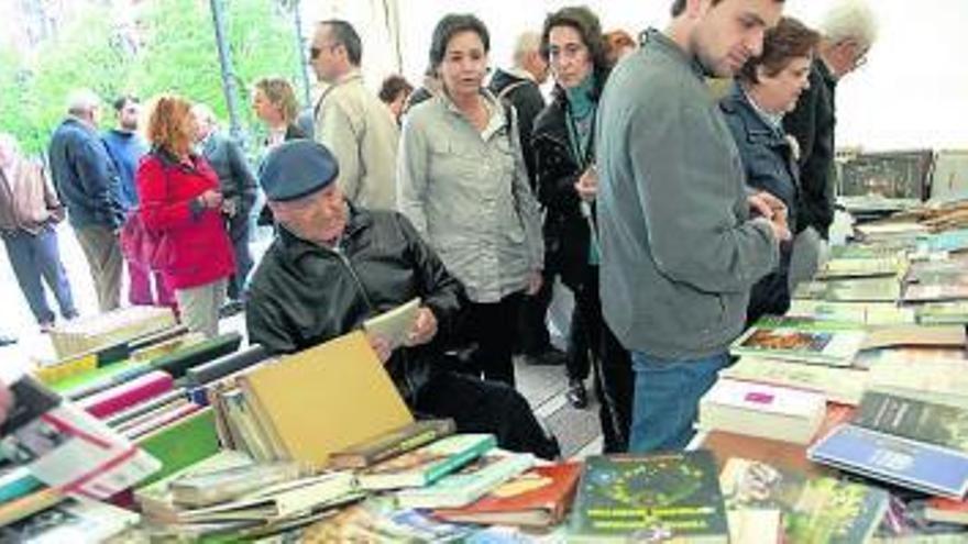 Visitantes, ayer, en el mercadillo de libros en Begoña.