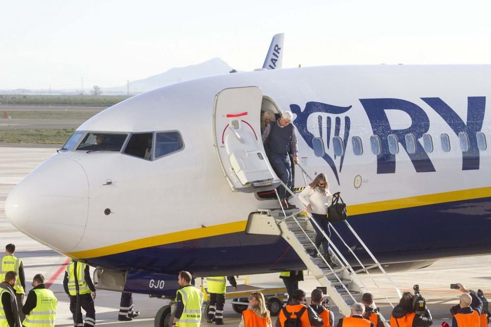 Llegada del primer avión al aeropuerto de Corvera