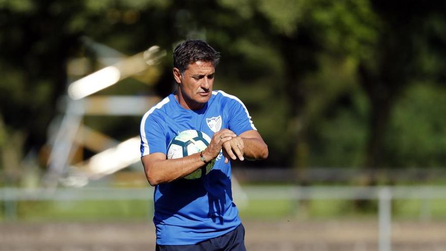 Míchel dirige un entrenamiento durante el stage de pretemporada en Garderen.