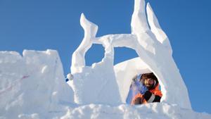 La construcción de la escultura de nieve de Harbin