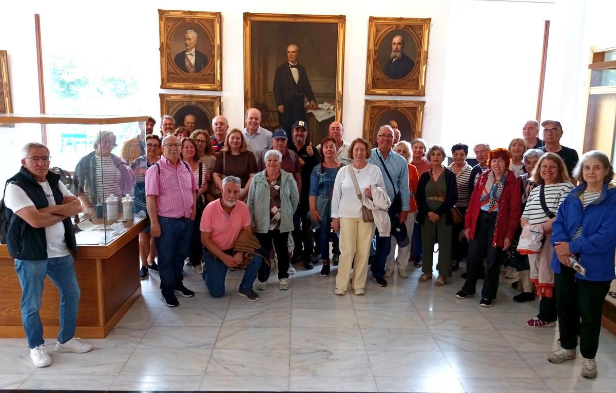 Grupos de turistas chegados de Madrid no Museo Fernando Blanco.
