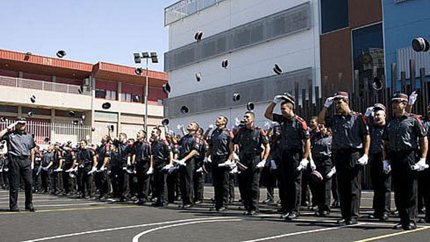 Los agentes de la Policía Canaria lanzan las gorras al aire el día de su presentación. i JOSÉ LUIS GONZÁLEZ