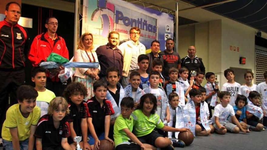 Foto de familia de los ganadores en compañía de autoridades, representantes de los clubes y de los patrocinadores.