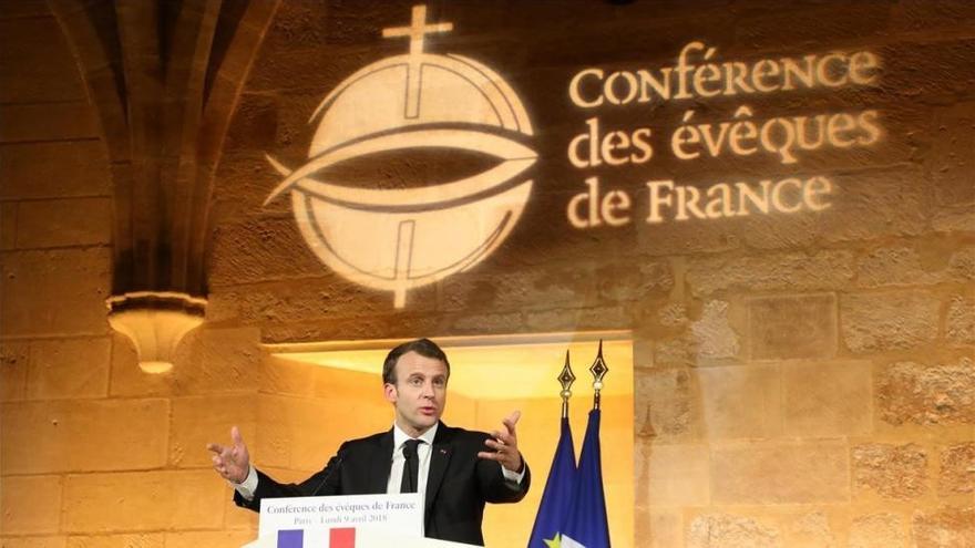 Macron enerva a la izquierda al defender estrechar el &quot;vínculo&quot; entre Iglesia y Estado