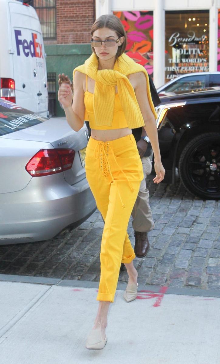 Gigi Hadid apuesta todo al amarillo