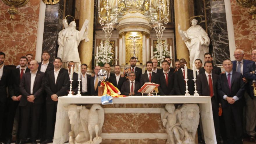 Ofrenda floral, con trofeo y camiseta para  la &#039;geperudeta&#039;