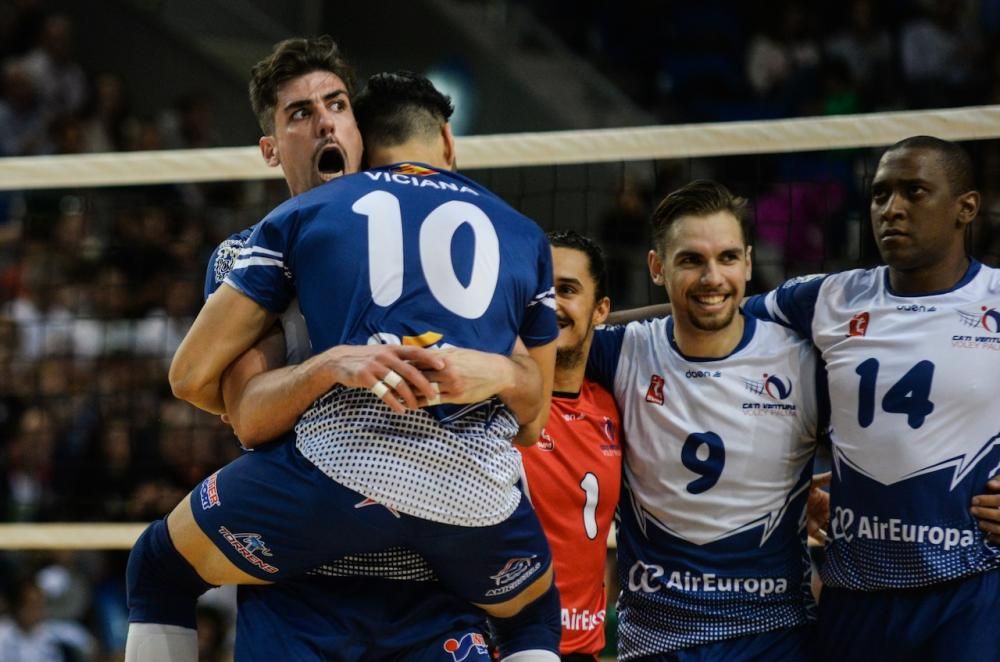 Palmas Volleyballer haben die spanische Meisterschaft gewonnen. Can Ventura besiegte am Samstag (29.4.) in der Halle von Son Moix den amtierenden Meister Almería mit 3:1-Sätzen.