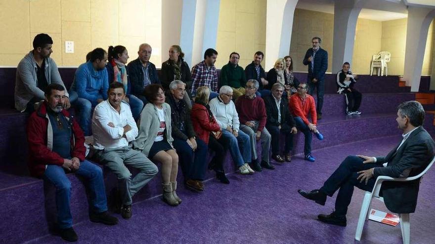 Una reunión de militantes del PSOE moañés en el centro cultural de Domaio. // Gonzalo Núñez