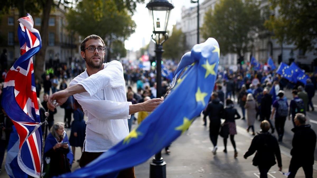 Un manifestante ondea una bandera británica y otra europea, este sábado, durante una marcha en Londres.