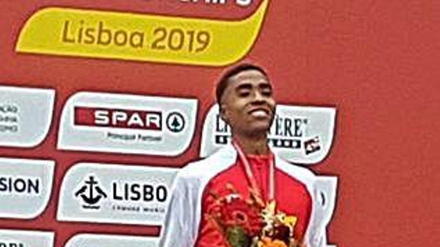 Abdessamad Oukhelfen, bronce en Lisboa, en el podio.