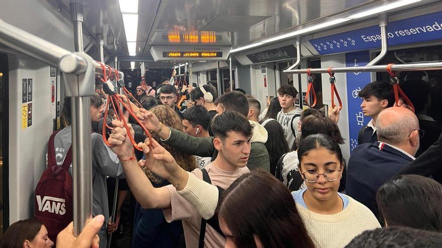 "¡Déjame pasar, por favor!": un viaje en el metro de Sevilla, saturado a diario con 60.000 usuarios y sin nuevos trenes