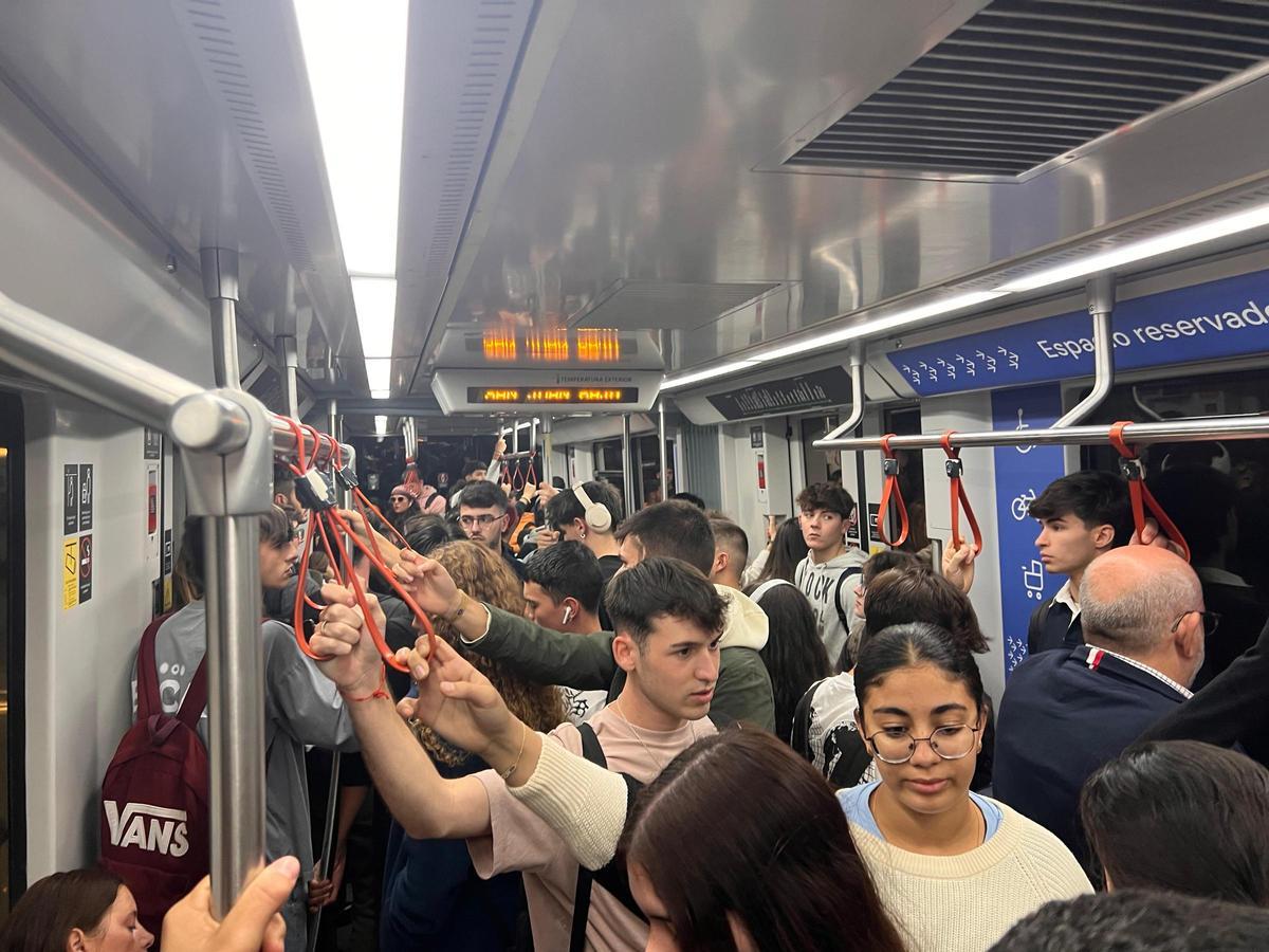 Un tren saturado de la línea 1 del Metro de Sevilla en hora punta