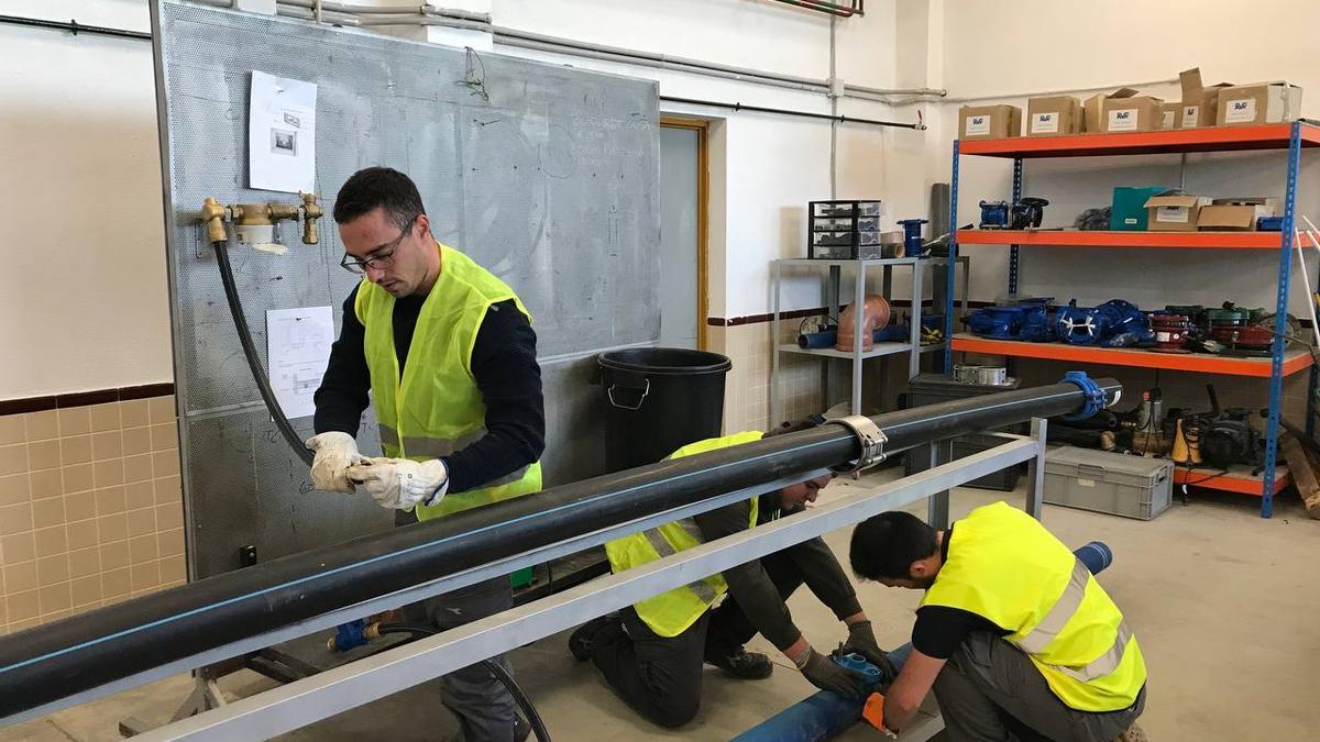 Alumnado del Beatriu Fajardo en un taller sobre la hidráulica del agua