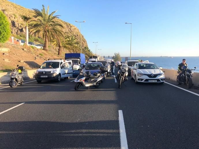 El vuelco de un camión en la GC-1 provoca el caos circulatorio en Gran Canaria