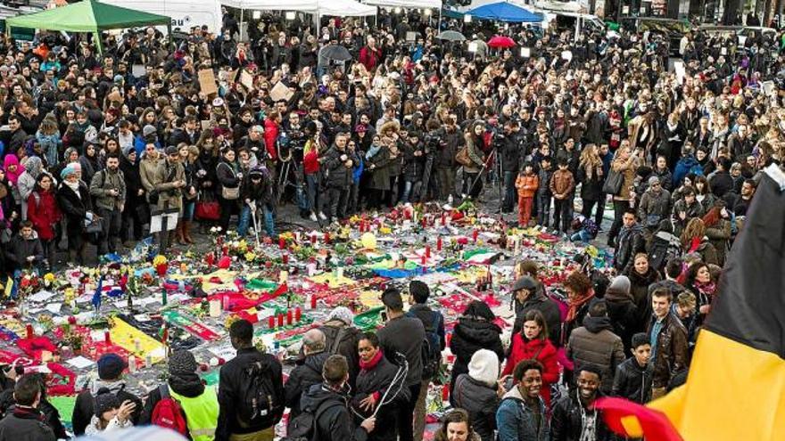 Centenars de persones van recordar les víctimes en un acte a la plaça de la Borsa de Brussel·les