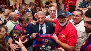 Joan Laporta, con los peñistas del Barça en Huelva.