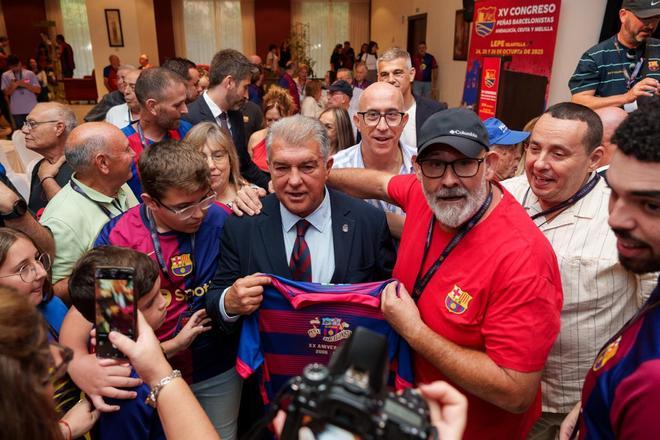 Joan Laporta, con los peñistas del Barça en Huelva.