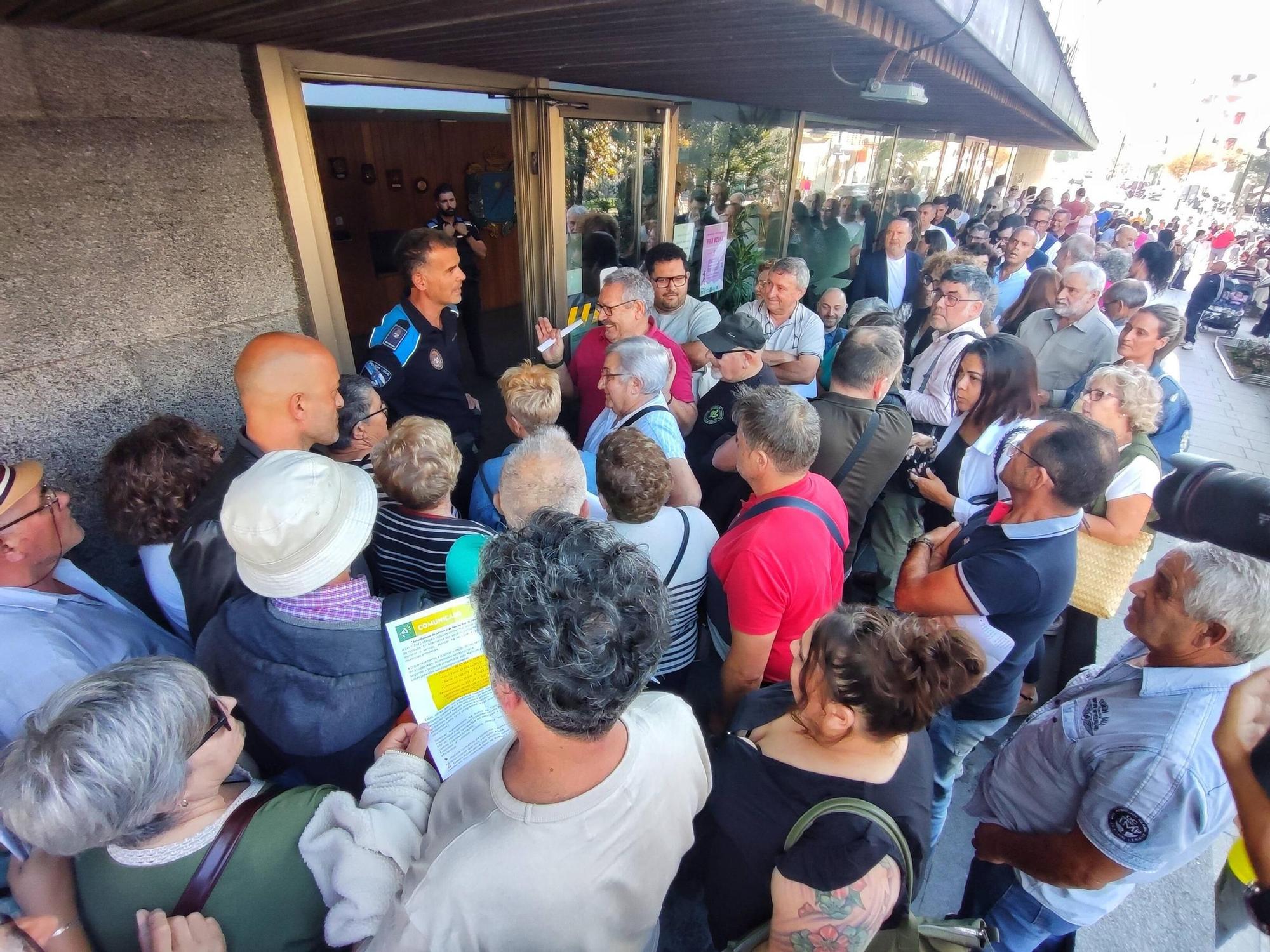 Multidudinaria protesta contra la subida de la basura en Cangas