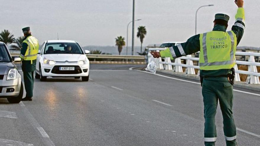 Polizisten bei einer Straßenkontrolle auf Mallorca.