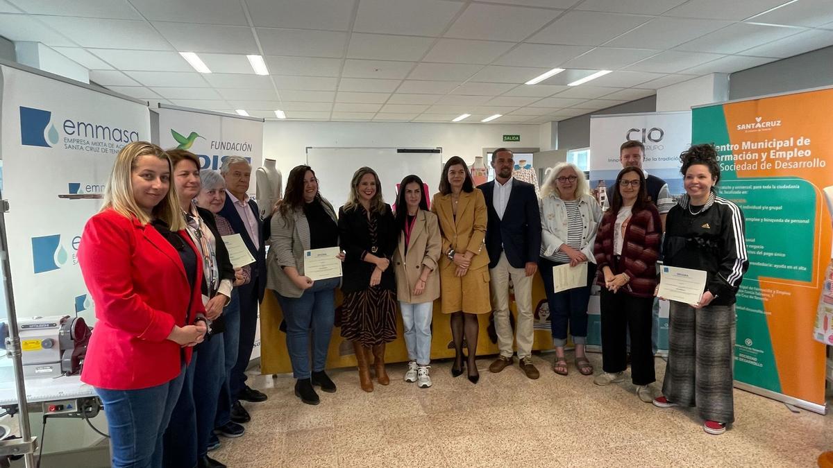 La consejera delegada de la Sociedad de Desarrollo, con usuarios del proyecto Teje el Porvenir.