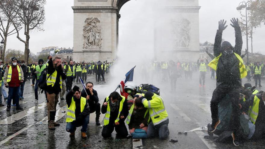 Manifestants davant l&#039;Arc del Triomf a París