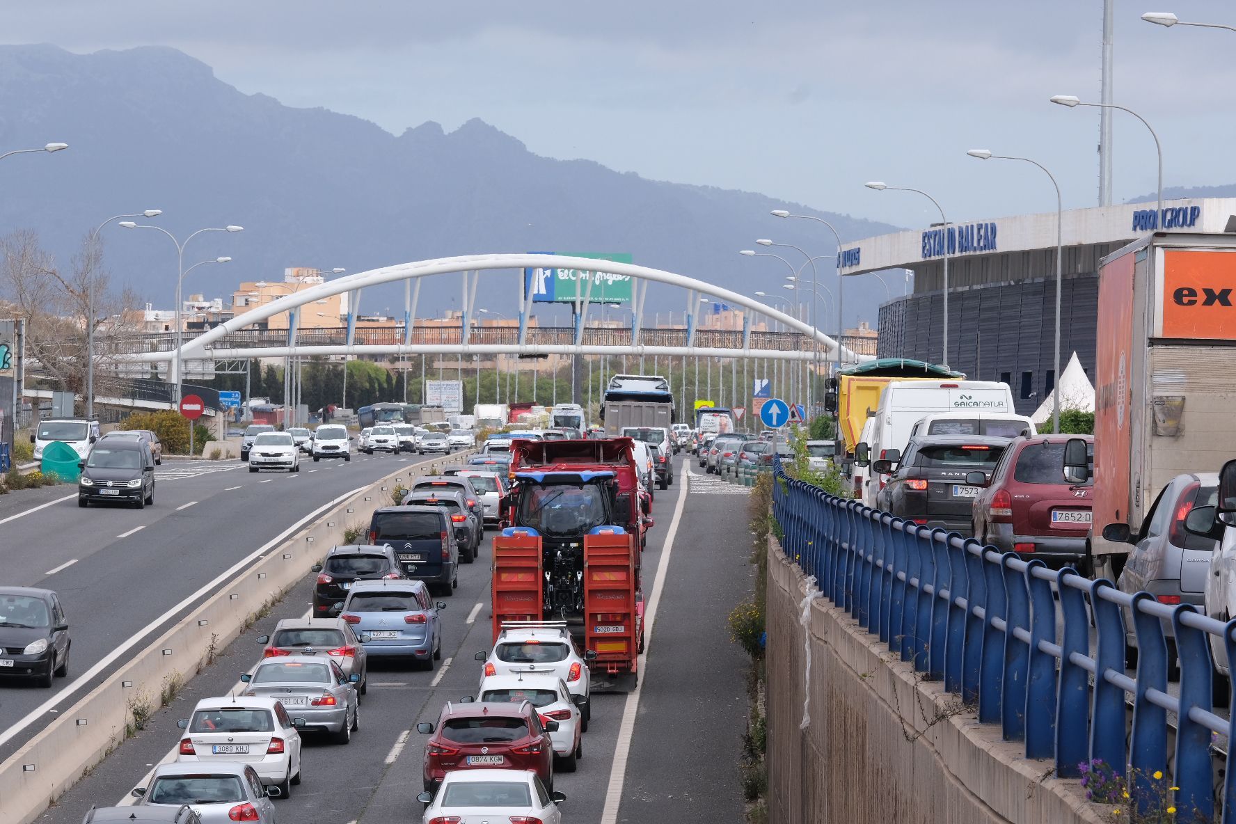 Gran atasco en la Vía de Cintura de Palma a consecuancia de un camión averiado