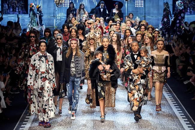 Dolce & Gabbana apuesta por la diversidad en el desfile otoño-invierno 2017