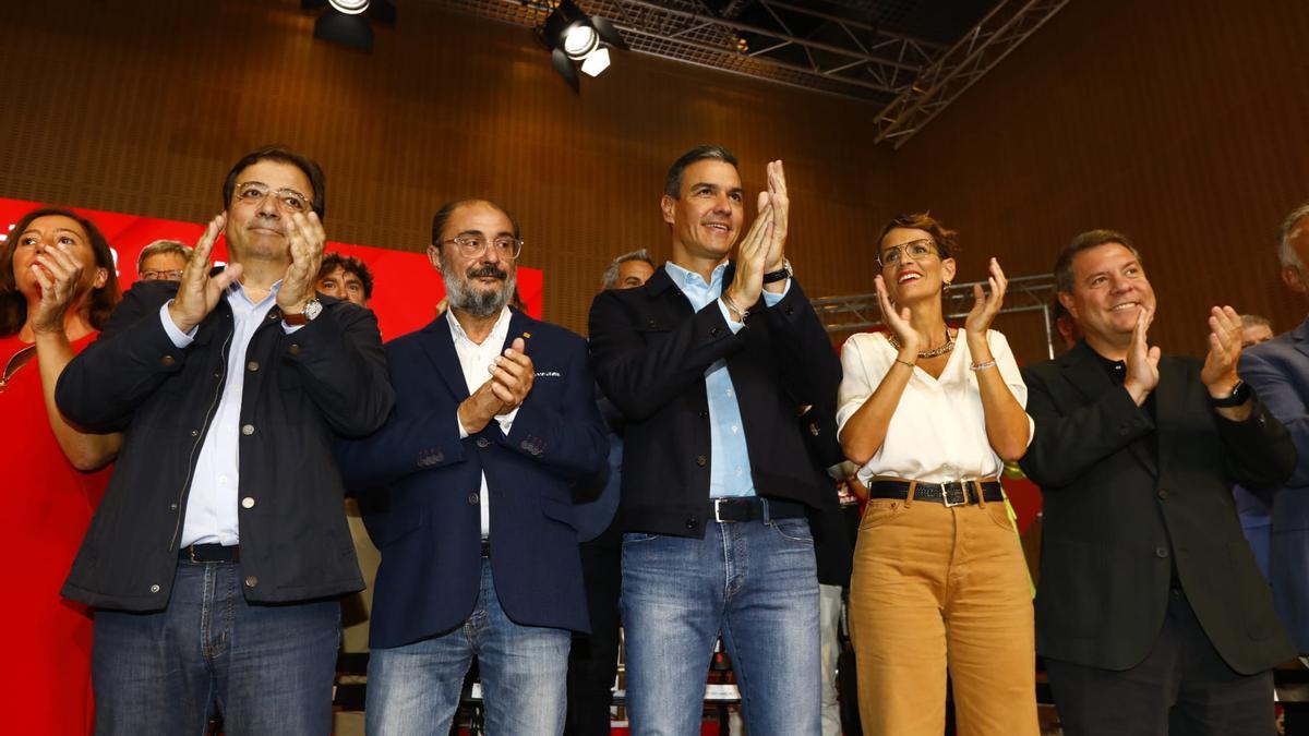 Pedro Sánchez, Javier Lambán y los barones, aplauden a la militancia socialista en Zaragoza.