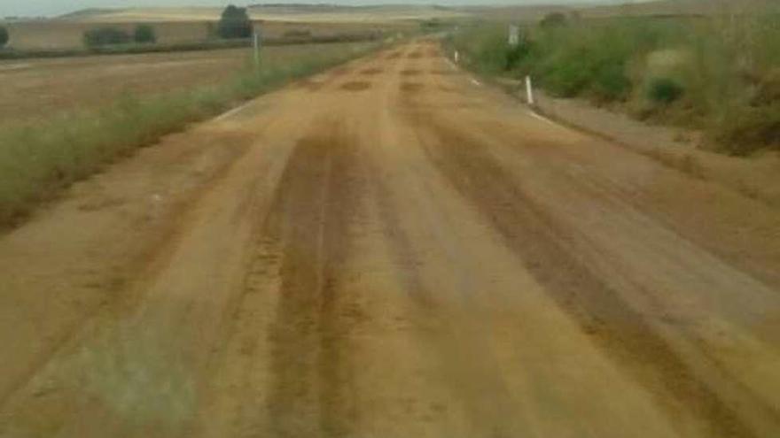 Las carreteras provinciales, embarradas tras la tromba de agua