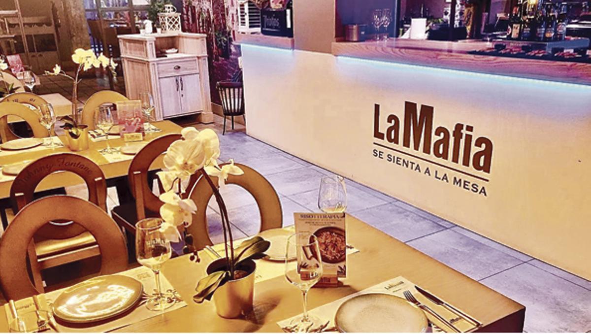 Interior de La Mafia se sienta a la mesa en Cáceres.