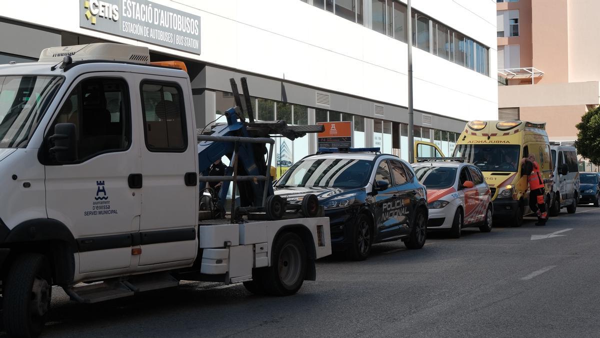 Las imágenes del incendio del aparcamiento del Cetis en Ibiza