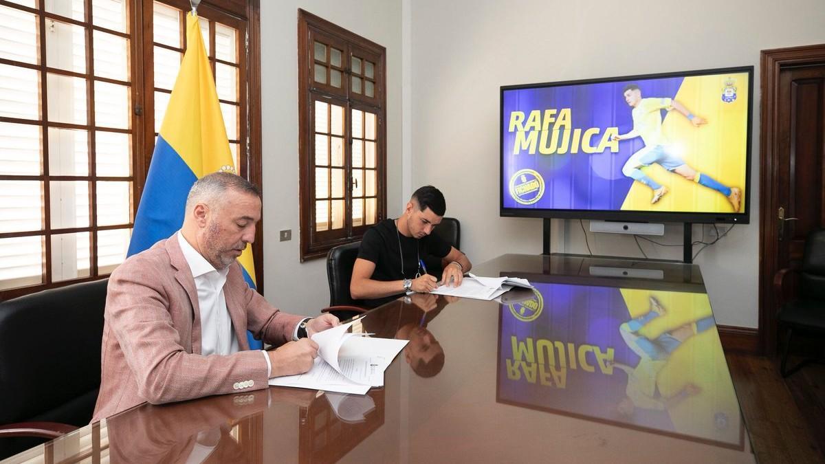 La UD Las Palmas también ficha en propiedad a Rafa Mujica tras acuerdo con el Leeds