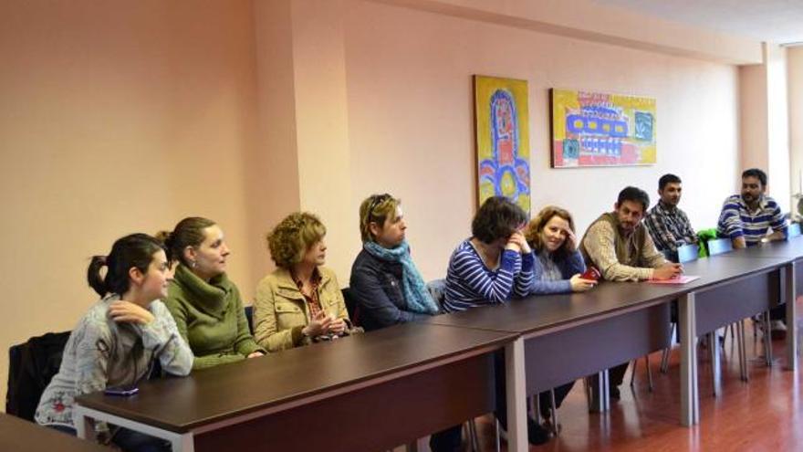 La reunión de interinos celebrada ayer en el Ateneo de La Calzada.