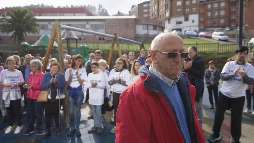 Alfonso Rodil, ayer, durante el homenaje, rodeado de algunos de los atletas a los que entrenó.