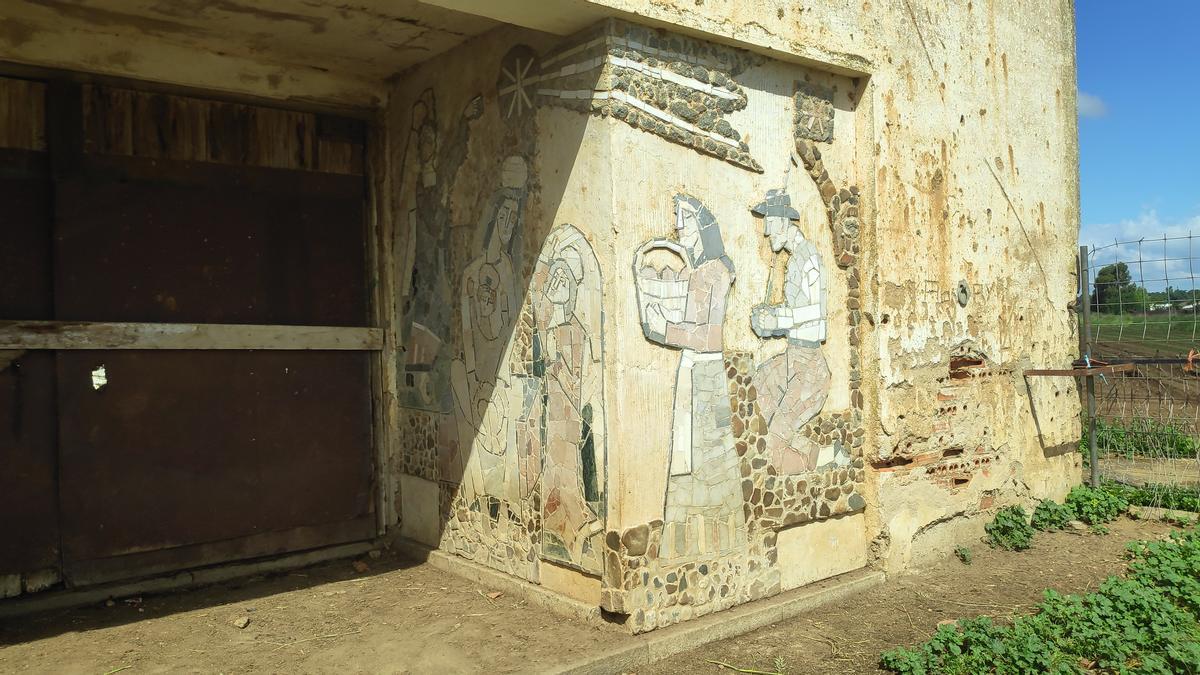 Dos de los mosaicos en el porche de la capilla escuela.